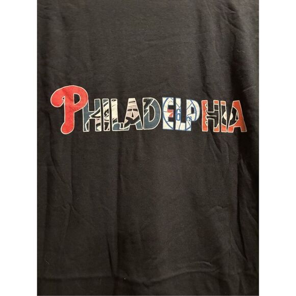Philadelphia Pro Sports Teams T-shirt size Large - Picture 2 of 2